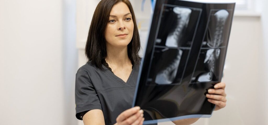 Benefits of Seeing a Private Spine Surgeon